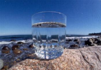 [Billede: Glas med vand ved havet]