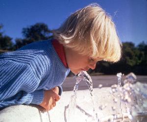 [Billede: Barn drikker vand]