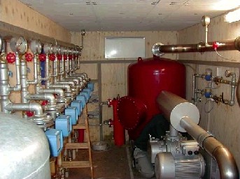 Foto af maskincontainer med manifold, vakuumpumpe, vandudskiller m.m.