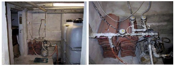 Figur 5.5: Regnvandsanlæg på Klostergade i Århus. Til venstre ses 2 regnvandstanke, samt pumpe og rørforbindelser. Til højre er der zoomet ind på rørforbindelserne og her ses fejlforbindelsen, hvor drikkevandsforsyningen er koblet på regnvandsanlægget.