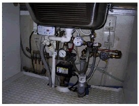 Pumpe, styreenhed, frit luftgab placeret under vask
