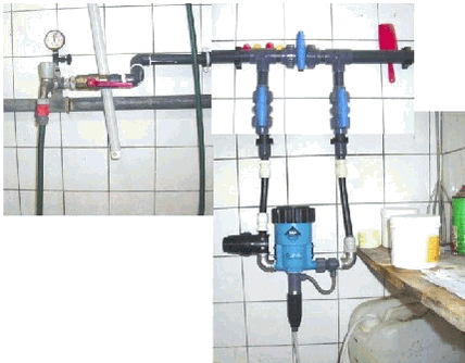 Figur 7.7: Et sammensat billede, der viser et eksempel på et medicindosseringsaggregat, som er tilsluttet direkte på vandforsyningsledningen. Der er ingen TBS-ventil til sikring af det lokale net og heller ingen kontraventil på aftapningen. 