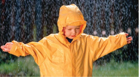 Foto: Barn i regnvejr