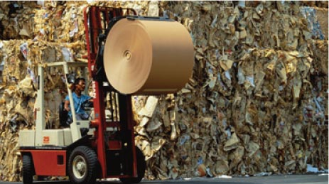 Foto: Gaffeltruck med rulle genbrugspapir