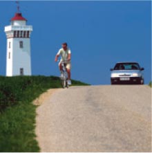 Foto: Cyklist foran fyrtårn
