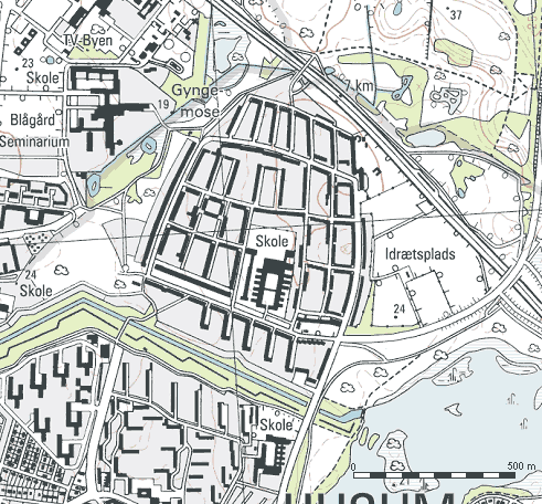 Figur 4.1 Tingbjergs beliggenhed på en morænebakke mellem Utterslev Mose i øst og Gyngemosen i vest. Lige nord for bebyggelsen ligger Hillerødmotorvejen og mod syd Fæstningskanalen. (Uddrag af kort 1:25000, forstørret , Kort og Matrikelstyrelsen).