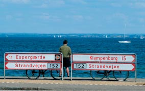 Mand kigger ud over Øresund ved Strandvejen