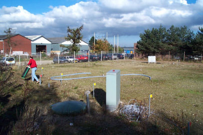 Figur 10 Det færdigetablerede afværgesystem på Hårdkrom-grunden, oktober 2000. Nedsivningsdrænene er markeret med gule pæle.