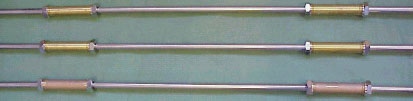 Figur 6. Standard testemner monteret i rør af rustfrit stål. Indeholdt vandvolumen i fittings relativt til testrør er tilnærmet 15 %. Se også Appendix C og F.