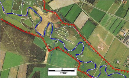 Figur 8.14. Ortofoto af delstrækning ved Lille Yllebjerg. På billedet ses Storåen (blå-hvid streg); Grøfter på eng og marker (blå streg); Ådalens afgrænsning (rød, savtakket streg); samt våde engzoner (hvid, prikket streg).