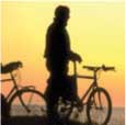 Cyklist i solnedgang