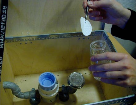 Figur 4 - Efter filtrering skrues øverste del af filtreringsenheden af og filter placeres i bluecap flaske med sterilt ledningsvand til opbevaring under transport til laboratoriet.