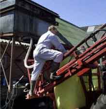 Foto: Landmand monterer sprøjteudstyr