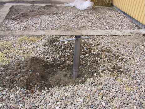 Figur 6.14. Biobed opbygget ved Fårevejle. Jordprøver udtaget med jordbor ca midt under sprøjten, hvor traktorføreren skønnede risikoen for spild var størst. 