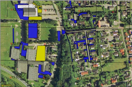 Figur G.1. Eksempel på optælling af kilder i villa-områder i Søndersø by. tidligere påviste kilder er skraveret med gult (Fyns Amt, 2003a), mens potentielle behandlede arealer er skraveret med blåt. I grid, hvor der ikke er skravering, er kildefordelingen estimeret på baggrund af et gennemsnitlig potentielt behandlet areal (tabel G.1).