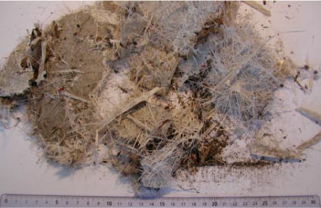 Figur 12 Foto af neddelt materiale fra H.J. Hansen Genvindingsindustri: Stykker på 5 - 20 cm, enkelte fiberdele, støv og diverse smuld
