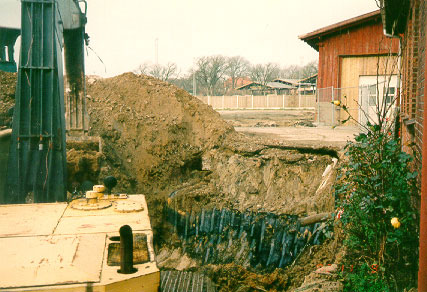 Figur 2.4: Bortgravning af tjæretank 1, 1992. Kraftig tjæreforurening fra ca. 1,5 m.u.t.