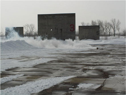 Figur 3.1 Udslip af ammoniak ved destruktion af en 15 l. cylinder. (Photo Dave Crosbie, Burnsville Fire Department and the Minneapolis Police Department Bomb Squad.) (15 liter udslip)