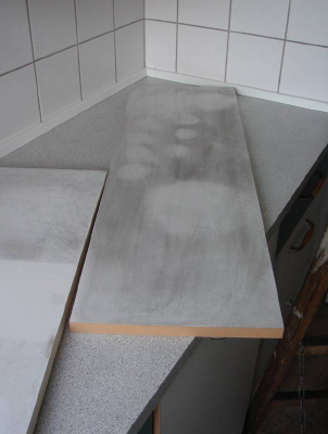 Foto 3: Sod trænger ind i skabe og skuffer – her løse hylder fra et køkkenskab.
