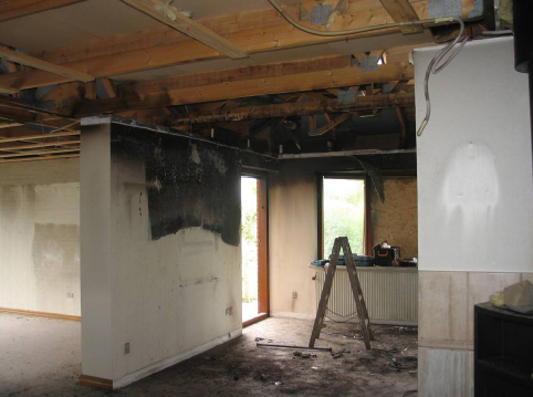Foto 4: Branden er startet i stuen hvor loftet er brændt ud og hvor håndværkere i første omgang har repareret ødelagte spær.