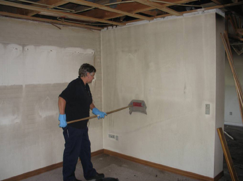Foto 6: Rengøring af vandskuret væg med kost og klud.