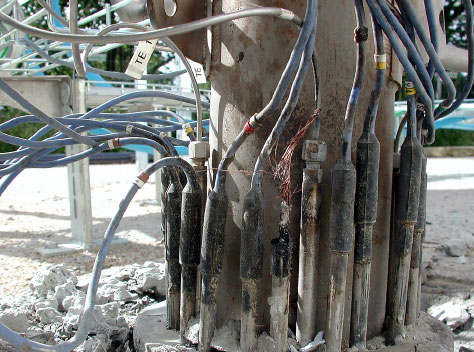 Figur 7.8 Billede af toppen af varmelegemet efter 24 timers drift. De enkelte varmeelementers afslutning til kabel ses i billedet. Centralt ses overbrændte kabler.