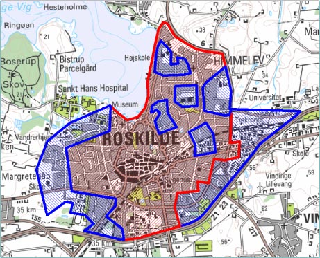 Figur 2 Kort over Roskilde by med de områder hvor der sker opstuvning i kloakkerne over 0,5 meter under terræn (Rød: Fælleskloak, Blå: Separatkloak).