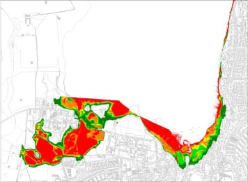 Figur 3: Angivelse af forskellige risikozoner for et kystområde. De røde områder markerer områder, der i dag oversvømmes hyppigt, mens de mørkegrønne områder markerer områder, der ud fra en konservativ vurdering af stigende havvandstand vil blive oversvømmet en gang hvert 100 år i år 2090.