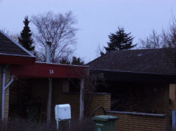 Figur 2. Eksempel på skorsten på brændekedel i garagetilbygning til nr. 12. Kedlen anvendes ikke, dels p.g.a. dårligt træk, fordi den er for lav, og dels fordi røgen falder ned lige foran ejerens hus til højre i billedet.