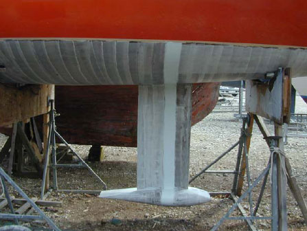 Foto 4.1 - Testbåds udseende efter påføring af to lag bundmaling som foreskrevet.