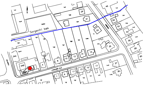 Figur 2.1: Situationsplan over lokaliteten, nærliggende ejendomme og Sorgenfri Bæk (modificeret efter originalmateriale /ref. 6/)