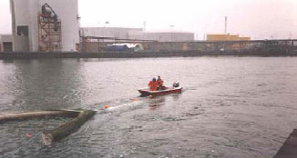 Figur 16: Olietrawl, trawlposen med opsamlet olie er ved at blive frigjort