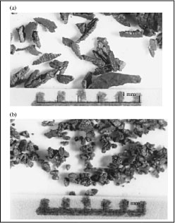 Figur 7: Nye jernspåner (a), Jernspåner brugt i 5 måneder (b), [Liang et al., 2000]
