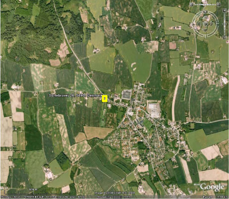 Figur 2: Luftfoto af området omkring den forurenede lokalitet på Sortebrovej. Bemærk de ”spættede” områder på markerne, der viser at området er særdeles heterogent opbygget med stærkt vekslende lerede og sandede partier.