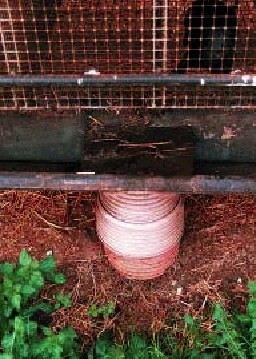 På farm A er faldstammerne lukket med et betondæksel.