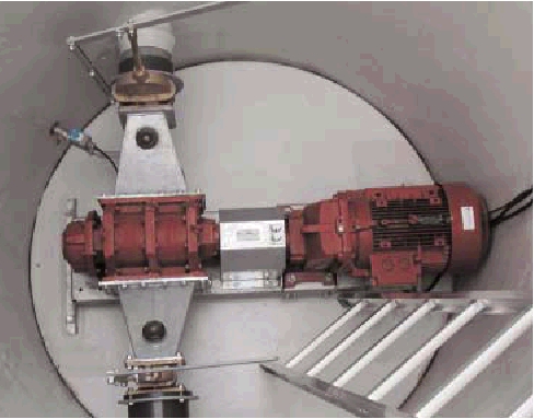 Pumpen er produceret i Tyskland. P&aring; den ene side suger den, og p&aring; den anden side trykker den. Bem&aelig;rk vandtilslutningen med magnetventil p&aring; vakuumsiden, som sikrer, at pumpen hele tiden er fugtet. Det forl&aelig;nger levetiden.