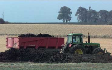 Traktor på markarbejde