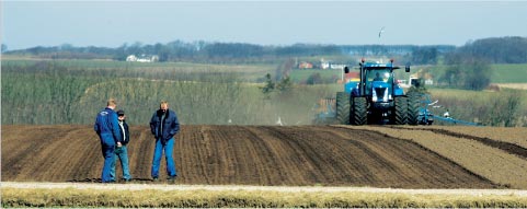 Foto: Landm&aelig;nd p&aring; markarbejde