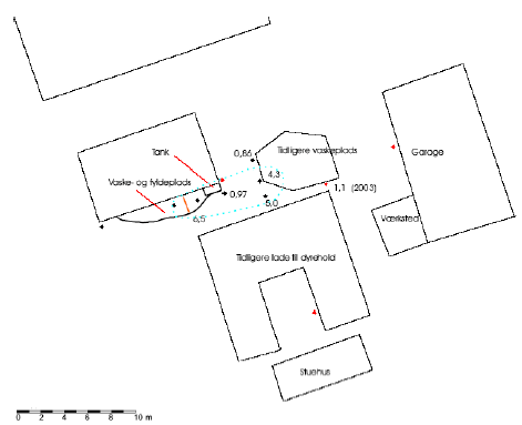 Figur 3. Potentialekort (&oslash;verst) og forureningsfane (nederst) p&aring; Lokalitet 3. Potentialet i boringerne er markeret med sort (GeoProbeboringer) henholdsvis r&oslash;d (&Oslash;63 mm). Koncentrationerne af bentazon er opgivet i &micro;g/l.
