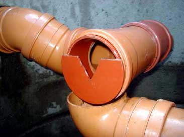 Figur 6.10 Eksempel p&aring; hvorledes fordelingen af det rensede spildevand i udl&oslash;bsbr&oslash;nden kan fordeles mellem afl&oslash;b og recirkulering ved hj&aelig;lp af standardkomponenter