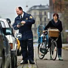 man writing af parking-ticket