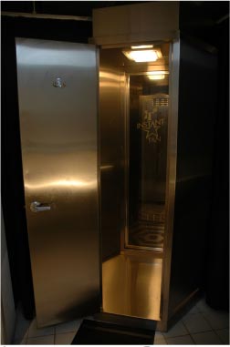 Photo: Closed booth for auto spray