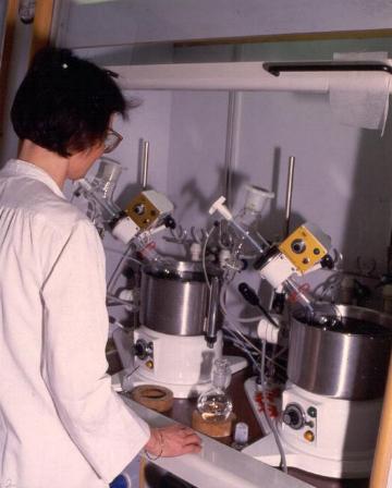 [Billede: Vandprver undersges i laboratorium]