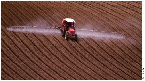 Billede af traktor der sprøjter med gødning