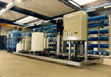 Figur 2.2 Eksempel p&aring; opbygning af et membrananl&aelig;g med spiralvundne membraner /Billedet udl&aring;nt af UNIQ Filtration/