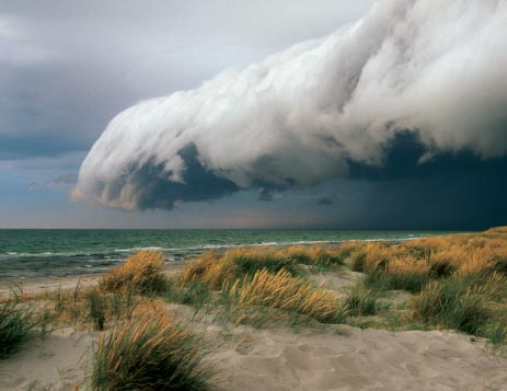 Uvejrsskyer over havet
