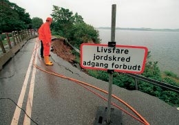 Jordskred, som har fjernet et stykke af en vej
