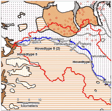 Figur 8.5. Udsnit af Landskabskort over Danmark (Smed, 1981 - digitaliseret af Ringkjøbing Amt) med afgrænsning af Hovedtyper langs den nederste del af Storå oplandet. Amtets afgrænsning er vist med en sort streg, mens stiplede linier angiver de af forfatteren skønnede usikkerheder for afgrænsningen.