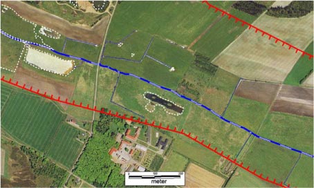 Figur 8.13. Ortofoto af delstrækning ved Gludsted Plantage. På billedet ses Storåen (blå-hvid streg); grøfter på eng og marker (blå streg); ådalens afgrænsning (rød, savtakket streg); samt våde engzoner (hvid, prikket streg).