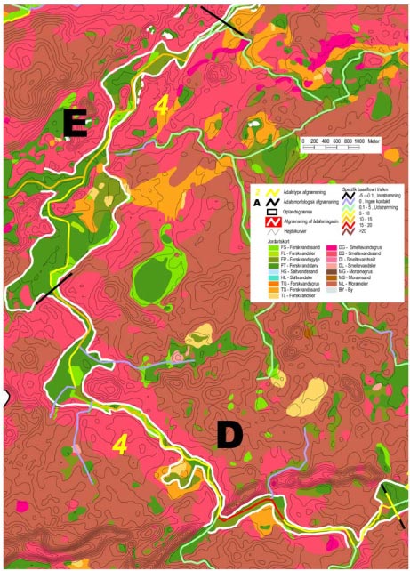 Figur 9.6. Detailjordartskort (1:25.000) over ådalsmorfologisk strækning D og E. Højdekurver er angivet med 2.5 m's ækvidistance. Hvide linier angiver afgrænsning af Ådalsmagasin. Vandløbets farve angiver specifik baseflow afstrømning. Gule tal og streger angiver afgrænsning af Ådalstyper.